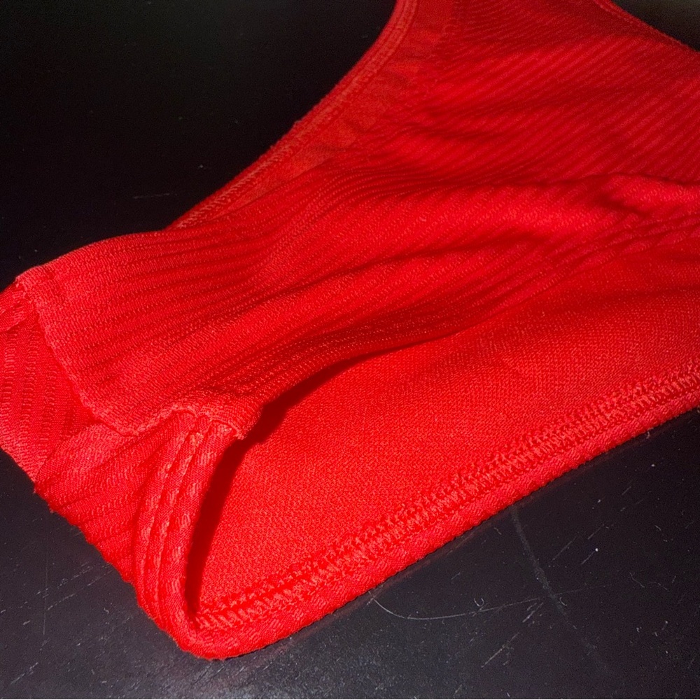 HOLLISTER - Red Ribbed Bikini Set - Picture 5 of 10